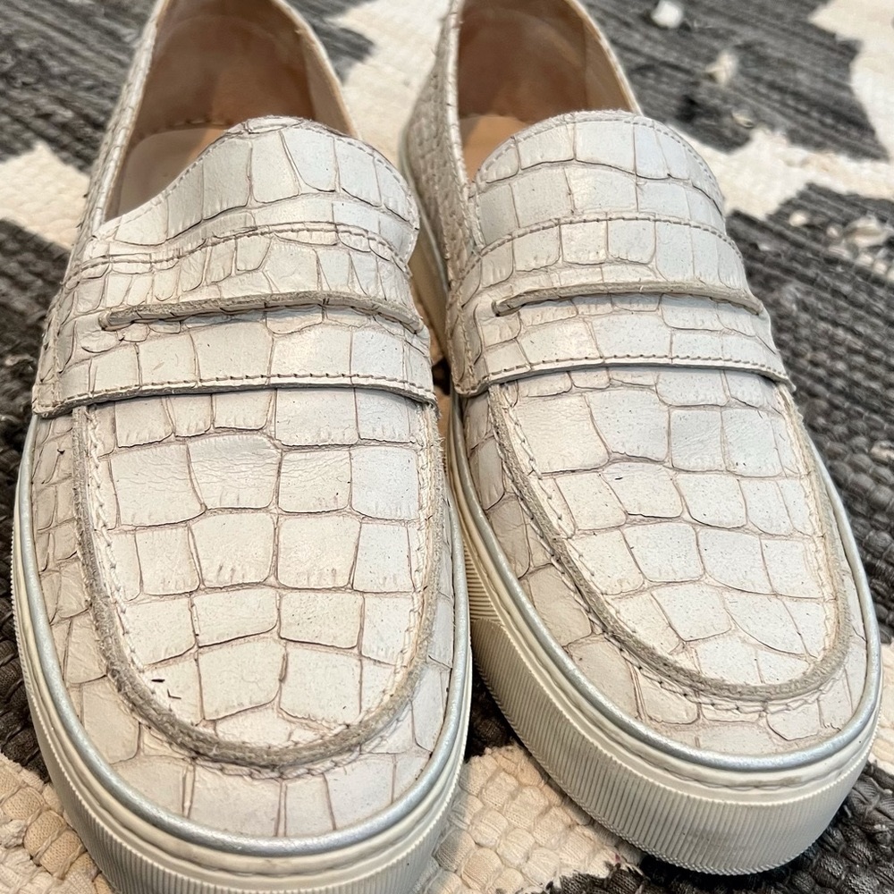 Stuart Weitzman crocodile cream loafers size 7 1/2